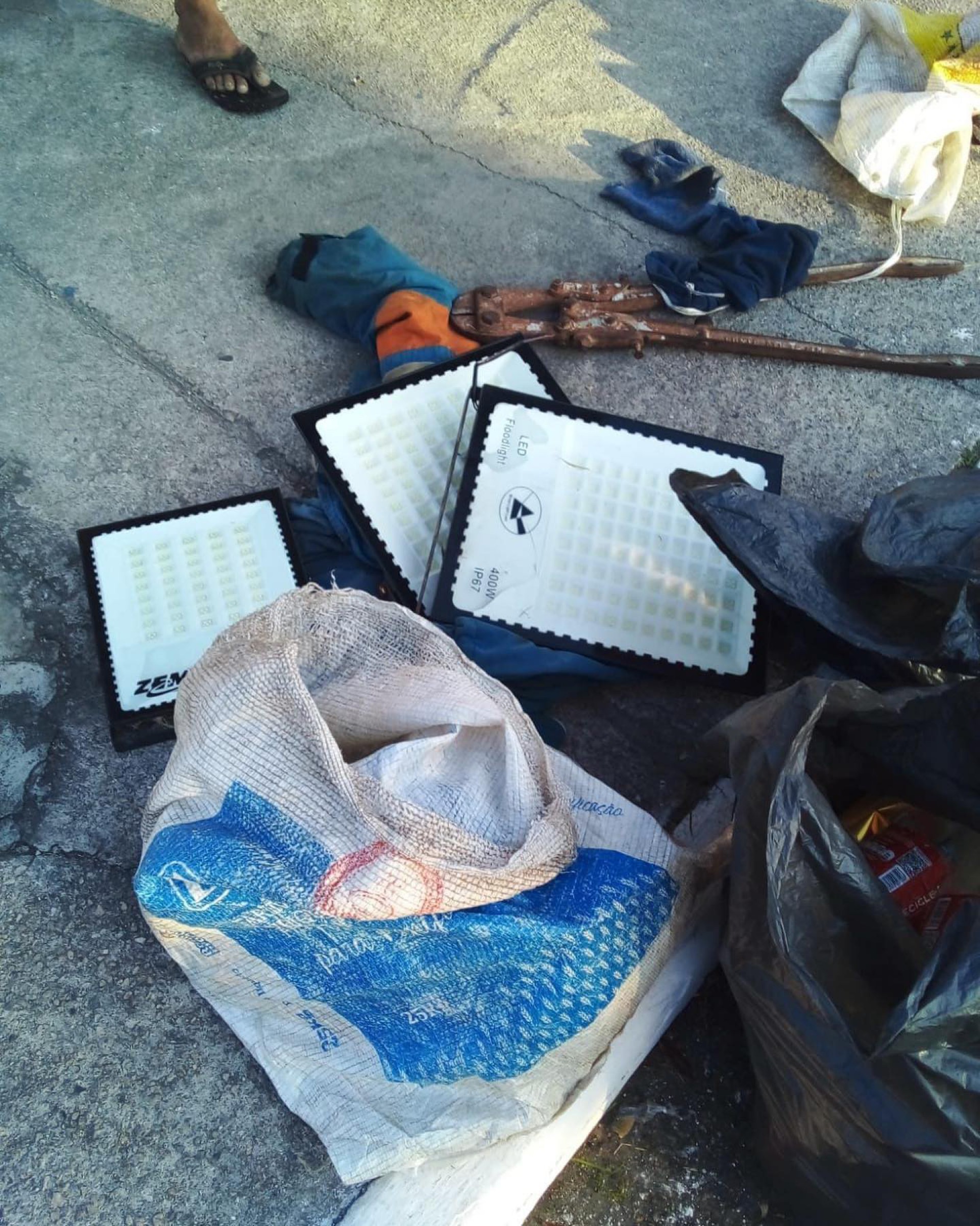 Dois homens furtaram refletores da ciclovia em Mesquita - Divulga&ccedil;&atilde;o