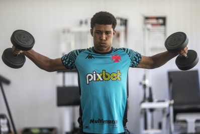 Destaque do Vasco, Andrey tranquiliza sobre renovação: 'Encaminhada'