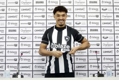 Adryelson é apresentado pelo Botafogo e celebra chegada: 'Projeto muito bom'