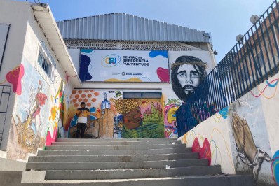 Governo do Rio leva cinema para Centro de Referência a Juventude, no Jacarezinho