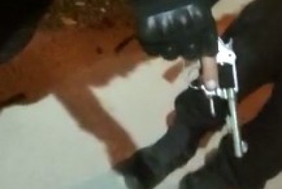 Homem é preso com revólver municiado em Cabo Frio