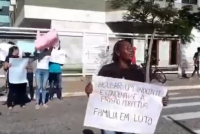 Família de preso protesta em frente ao fórum de Cabo Frio e pede por justiça