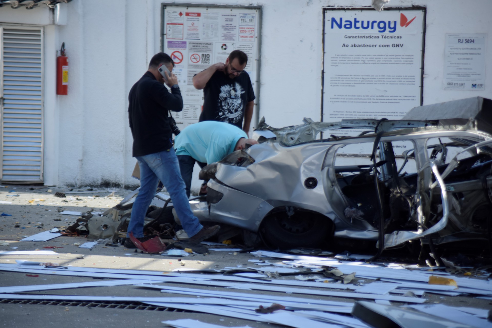 Um carro que estava abastecendo o tanque com GNV em um posto de gasolina na Rua Vinte e Quatro de Maio, em Sampaio, zona Norte do Rio explodiu na manha desta terça-feira (26).Na foto peritos fazem a perícia no veiculo Rio de Janeiro.  - Vanessa Ataliba/Agência O Dia 