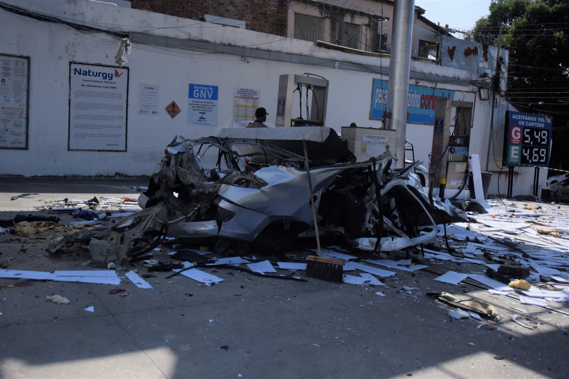 Um carro que estava abastecendo o tanque com GNV em um posto de gasolina na Rua Vinte e Quatro de Maio, em Sampaio, zona Norte do Rio explodiu na manha desta terça-feira (26). Rio de Janeiro.  - Vanessa Ataliba/Agência O Dia 