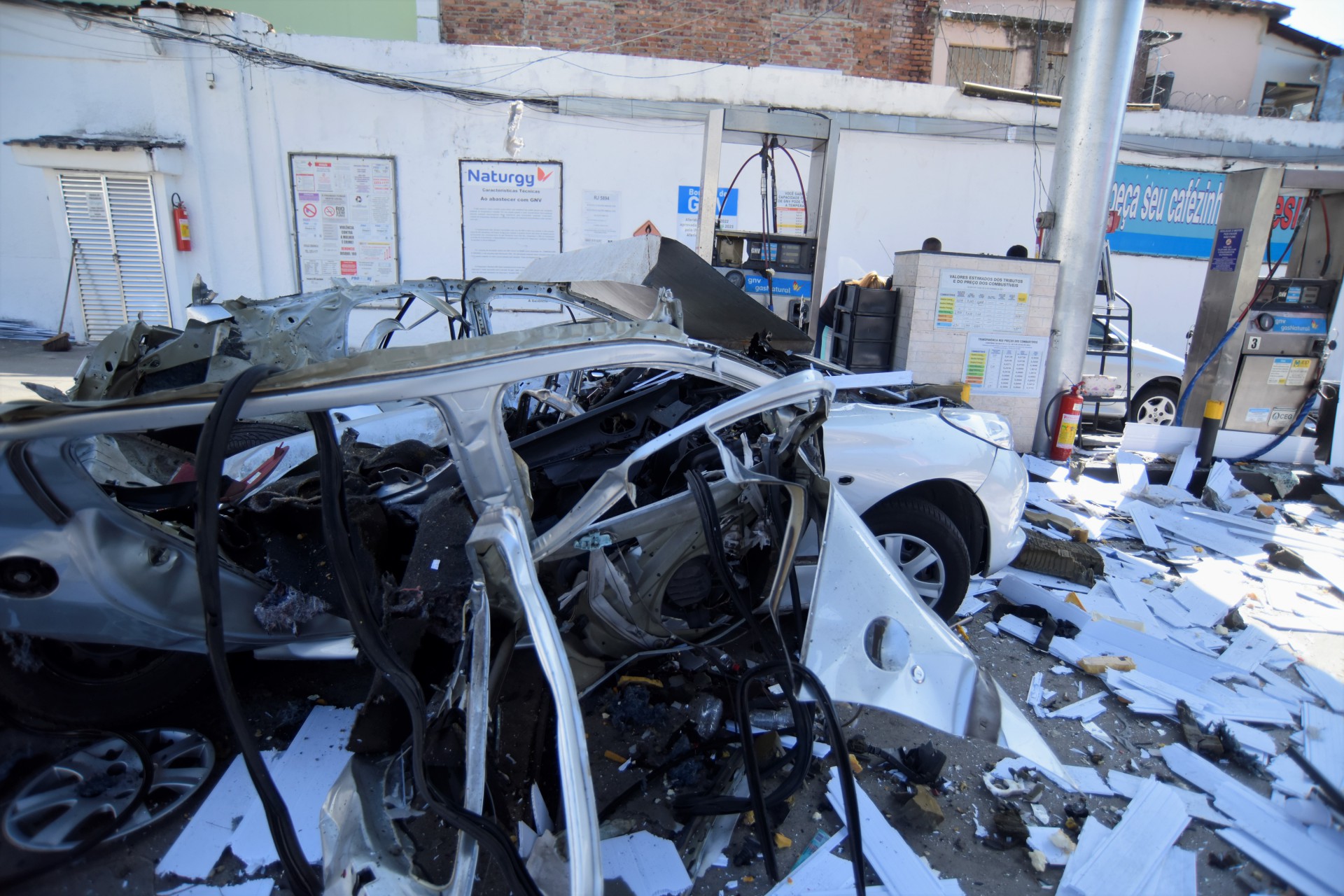 Um carro que estava abastecendo o tanque com GNV em um posto de gasolina na Rua Vinte e Quatro de Maio, em Sampaio, zona Norte do Rio explodiu na manha desta terça-feira (26). Rio de Janeiro.  - Vanessa Ataliba/Agência O Dia 