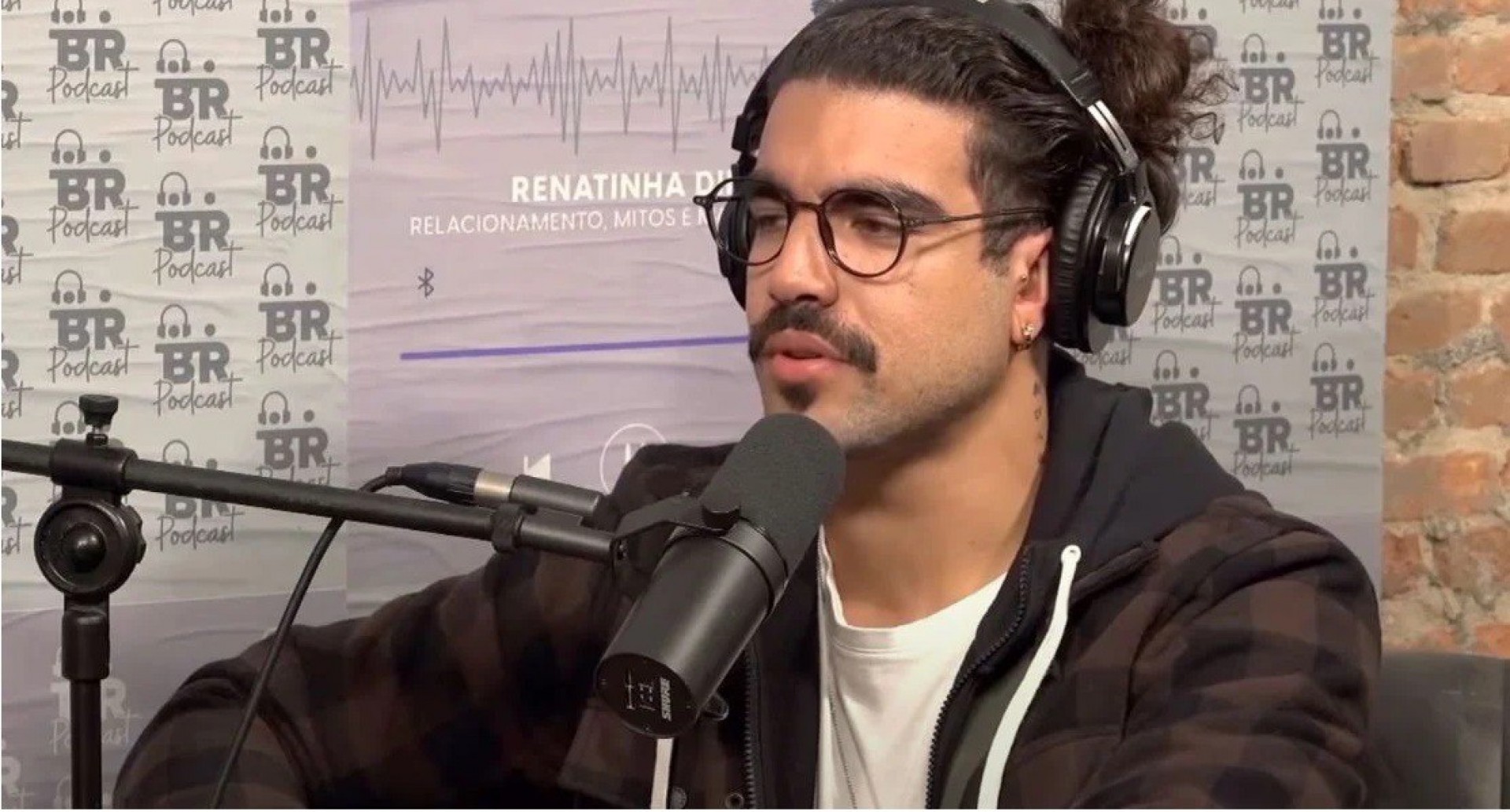 Caio Castro falou sobre a obrigação do homem pagar a conta durante encontro  - Reprodução/Youtube