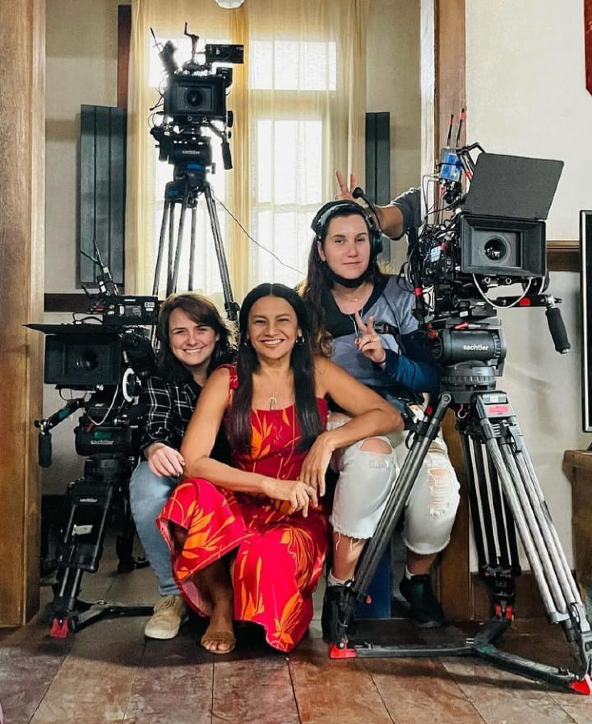 Dira Paes posou com operadoras de câmera dec - Reprodução/Instagram