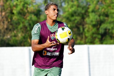 John Kennedy viaja e pode ser novidade no Fluminense contra o Fortaleza