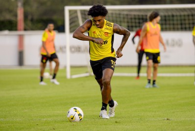 Com propostas, Vitinho teria interesse de cumprir contrato com o Flamengo até o fim