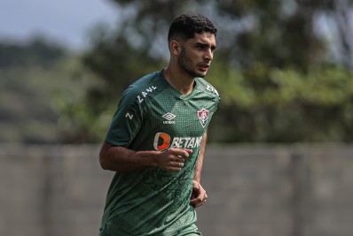 Michel Araújo comemora renovação de contrato com o Fluminense: 'Estou muito confiante com o que podemos fazer'