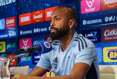 Chay revela motivo de saída do Botafogo e projeta volta: 'Lá é minha casa'