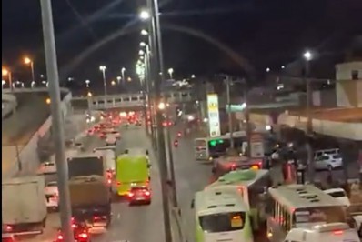 Tiroteio entre PMs e criminosos que tentavam roubar caminhão na Av. Brasil assusta motoristas