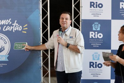 Prefeitura entrega 241 cartões do programa 'Prato Feito Carioca' na Cidade Nova