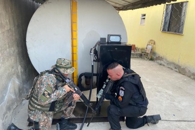 Polícia apreende tanque e bomba de combustível em quintal de casa em São Gonçalo