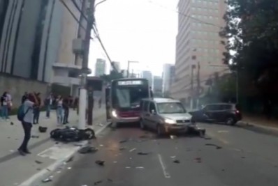 Ciclista flagra acidente envolvendo moto, carros e ônibus que matou uma pessoa em SP