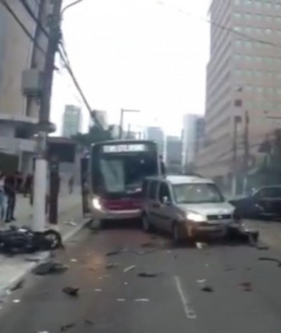 Acidente envolvendo ônibus, uma moto e carros em São Paulo - Reprodução