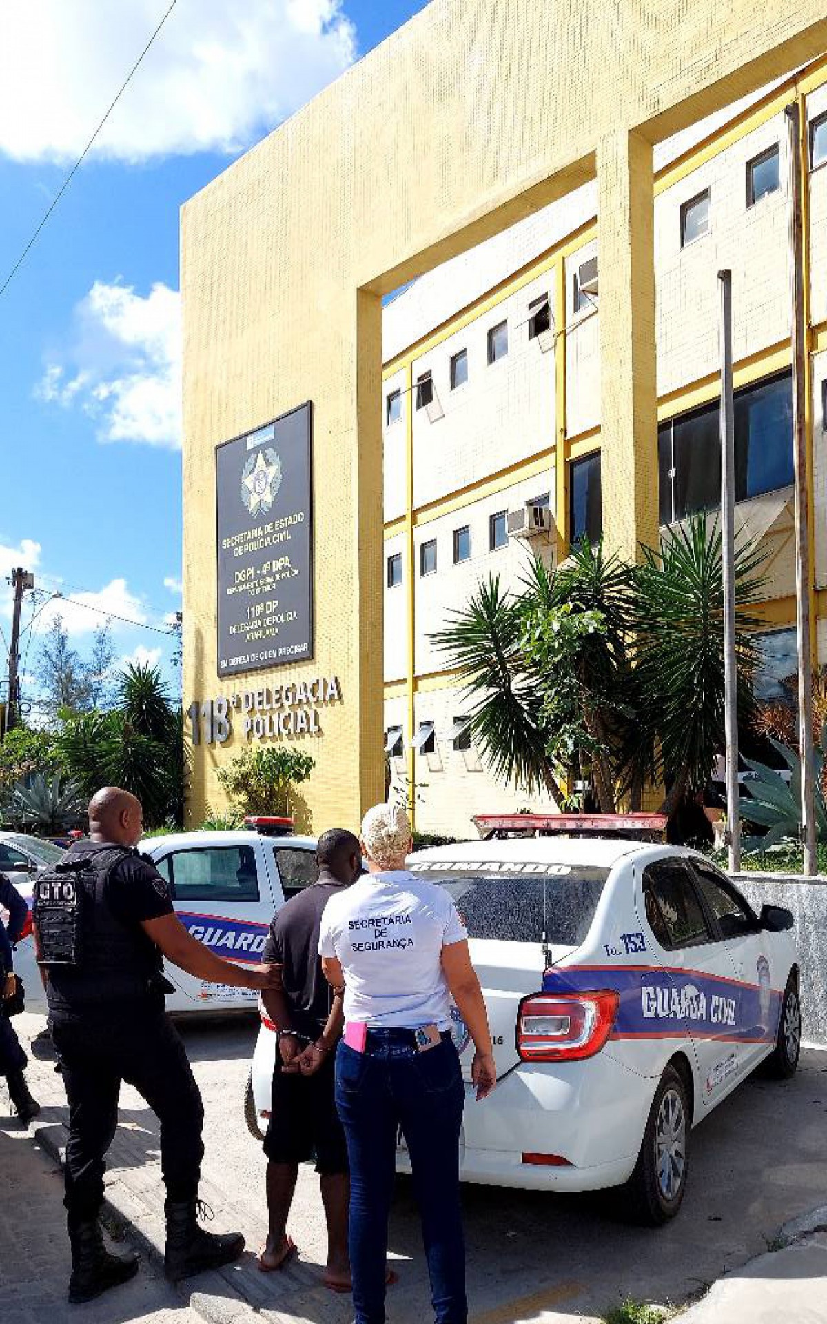 Todos os envolvidos foram conduzidos para a 118&deg; DP para que os fatos fossem submetidos &agrave; aprecia&ccedil;&atilde;o da autoridade policial.