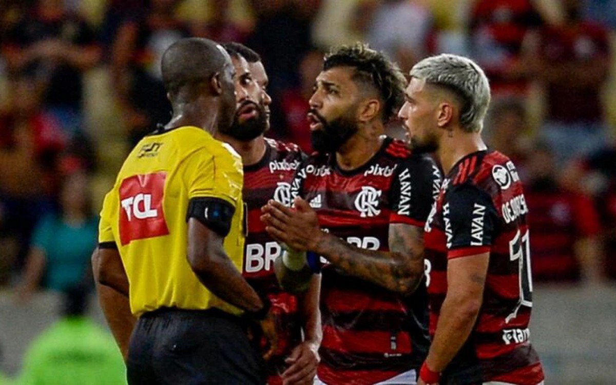 Jogadores do Flamengo discutem com árbitro Flávio de Oliveira