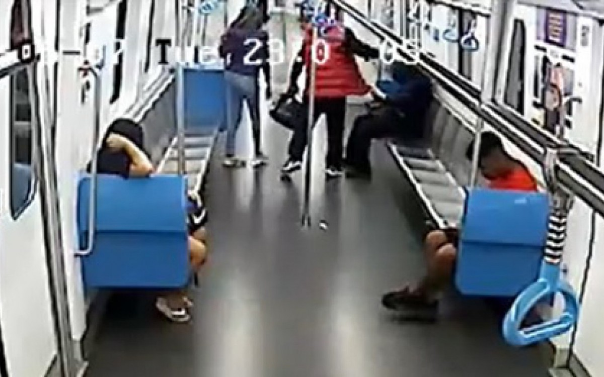 Momento em que homem atinge passageiro com uma bolsa dentro de vagão do metrô - Reprodução