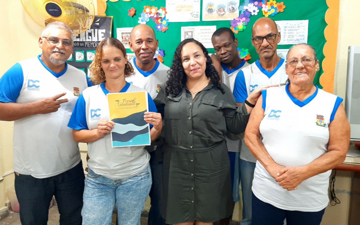 Projeto de professora de Duque de Caxias re&uacute;ne poesias de alunos da EJA
