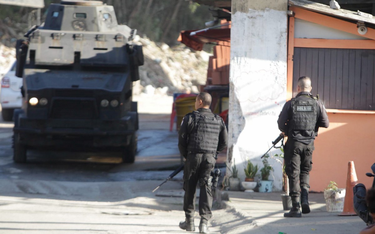 Opera&ccedil;&atilde;o policial no Complexo do Caju, no bairro de mesmo nome, na Zona Norte da cidade