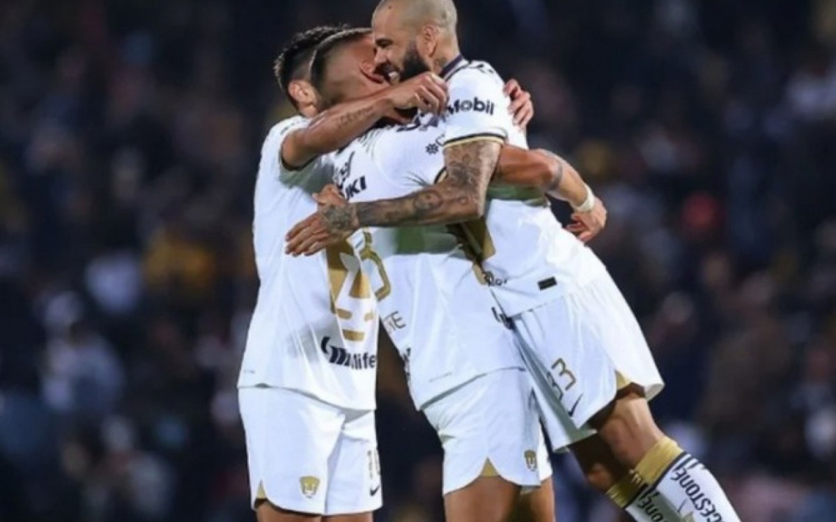 Daniel Alves estreou pelo Pumas, do México