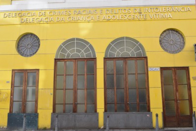 Homem é preso por perseguir e tentar agredir a ex-mulher em Niterói