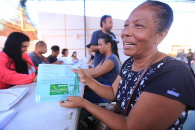 Prefeitura entrega cartões do Programa Recomeçar em Belford Roxo