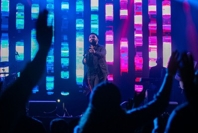 Expo Macaé 2022: show de Eli Soares reúne fiéis na primeira noite