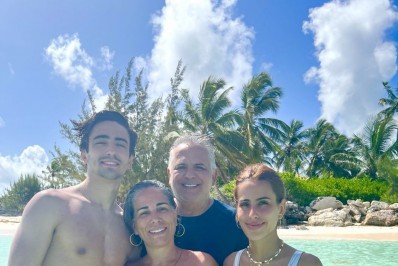 Gloria Pires curte dia de praia com a família nas Bahamas