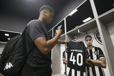 Após diagnóstico de trombose, Mezenga retorna aos titulares do Botafogo: 'Tive que voltar do zero'
