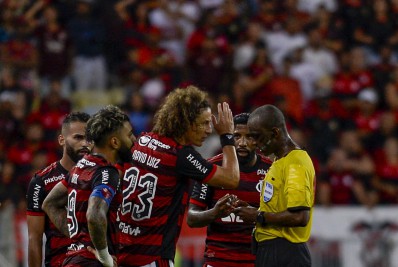 Arbitragem de jogo contra o Athletico-PR incomoda grupo e dirigentes do Flamengo: 'Faz isso todo jogo'