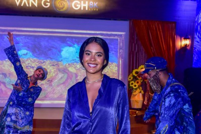 Bella Campos e mais famosos conferem exposição de arte no Rio