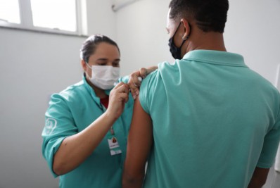Saquarema aplica 2ª dose de reforço contra a covid-19 em pessoas com 18 anos ou mais