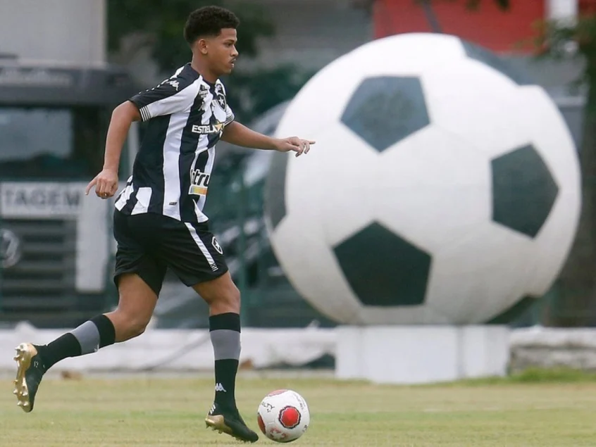 Zagueiro do Botafogo analisa rotatividade e elogia Luís Castro: 'Sempre me dá moral e confiança'