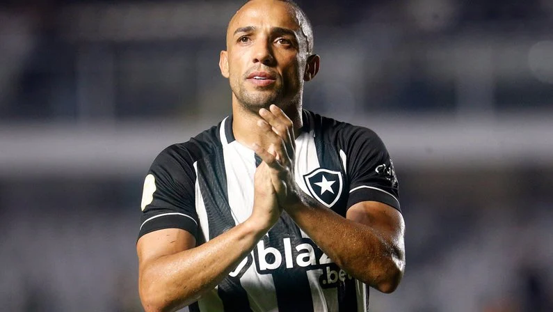 Lesão de Marçal não preocupa, mas lateral deve desfalcar o Botafogo contra o Ceará