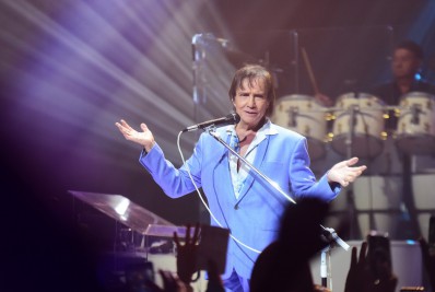 Após mandar fã calar a boca, Roberto Carlos brinca: 'Quando fico com 'reiva', nem a Juma segura'