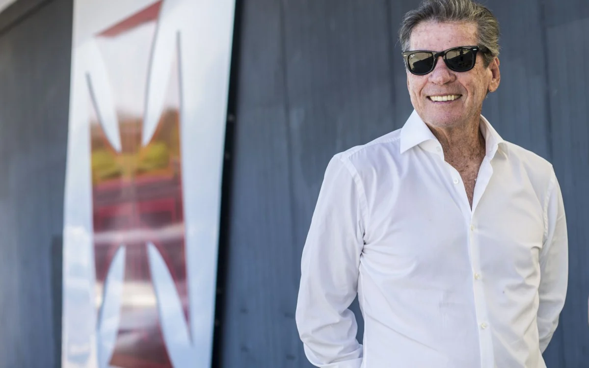 Vasco anuncia renovação de contrato com zagueiro até julho de 2026