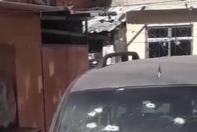 Moradora do Alemão pede ajuda para consertar carro que levou mais de 100 tiros