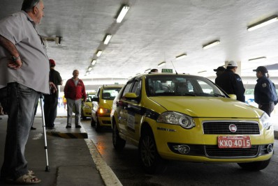 Projeto para conceder empréstimo a taxistas sai da pauta desta terça na Alerj