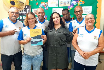 Professora de Caxias publica poesias escritas por alunos da EJA