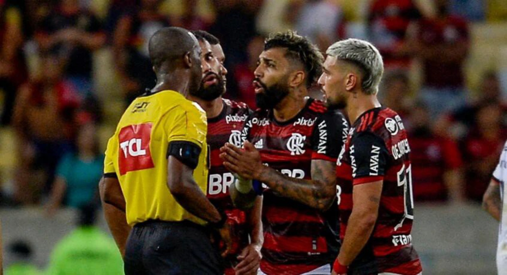 Jogadores do Flamengo discutem com árbitro Flávio de Oliveira - Foto: Marcelo Cortes/Flamengo