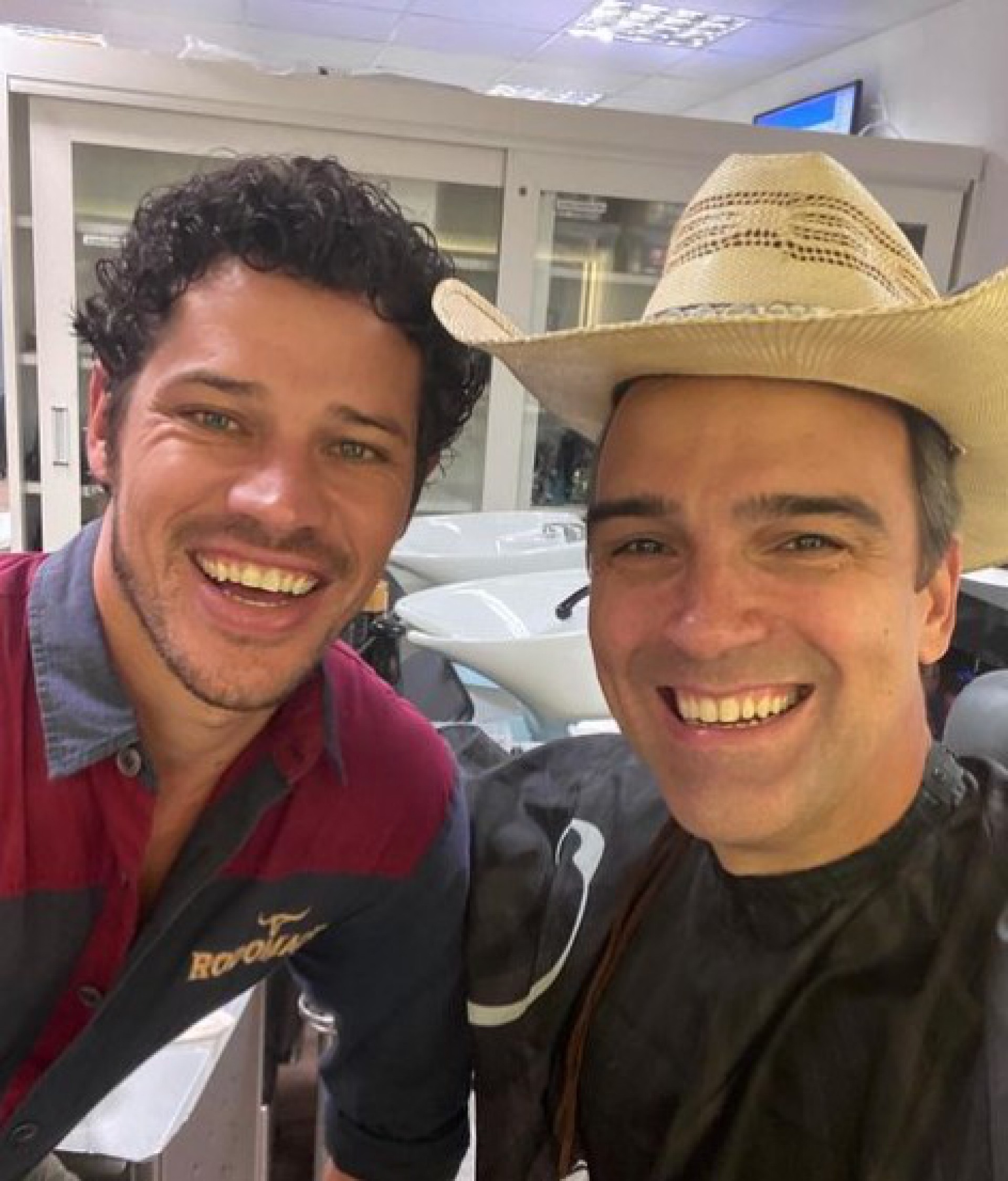 José Loreto e Tadeu Schmidt se encontram nos Estúdios Globo - Reprodução/Instagram