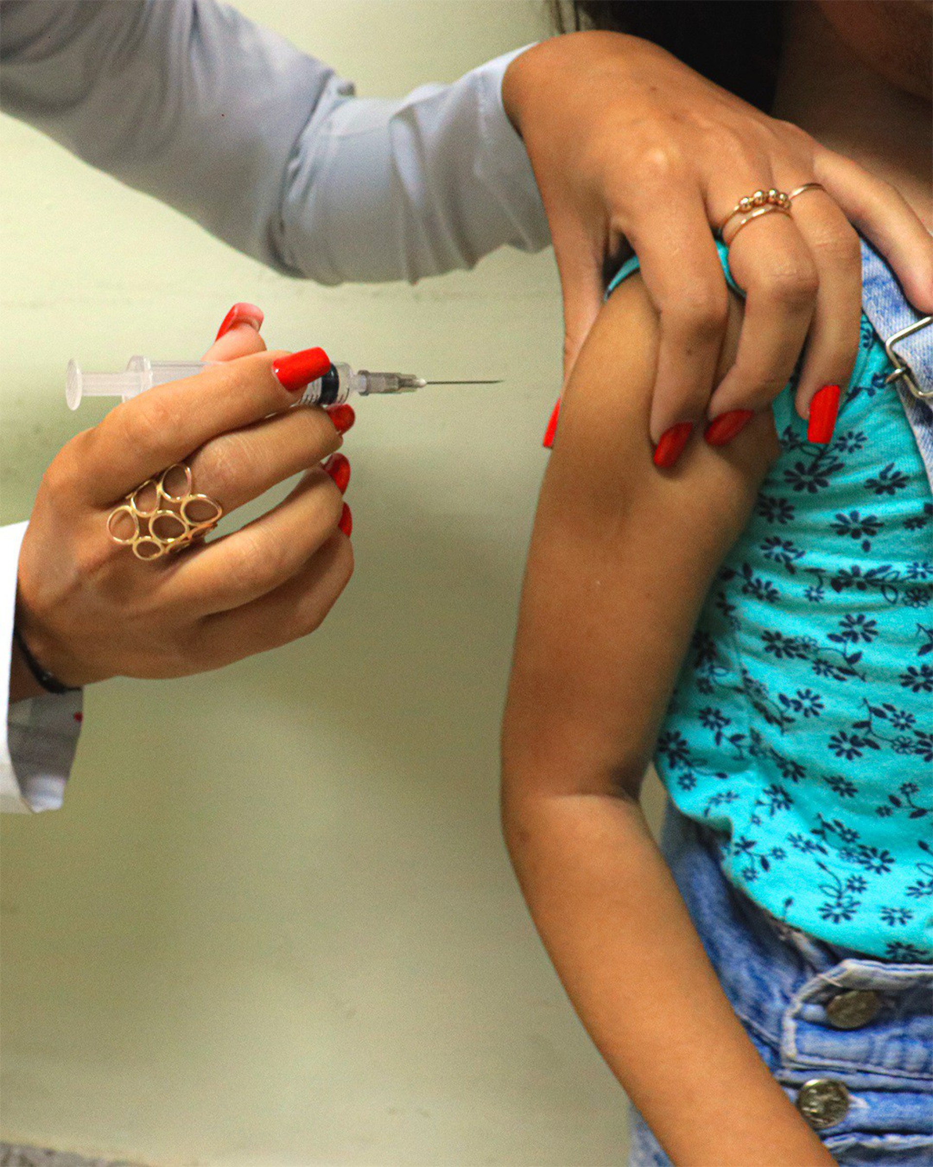  No caso da vacina&ccedil;&atilde;o de crian&ccedil;as, os pais ou respons&aacute;veis devem estar presentes no momento da imuniza&ccedil;&atilde;o e precisam portar documento de identidade do pequeno com foto ou CPF, comprovante de resid&ecirc;ncia, cart&atilde;o do SUS e o cart&atilde;o de vacina&ccedil;&atilde;o - Divulga&ccedil;&atilde;o / PMN