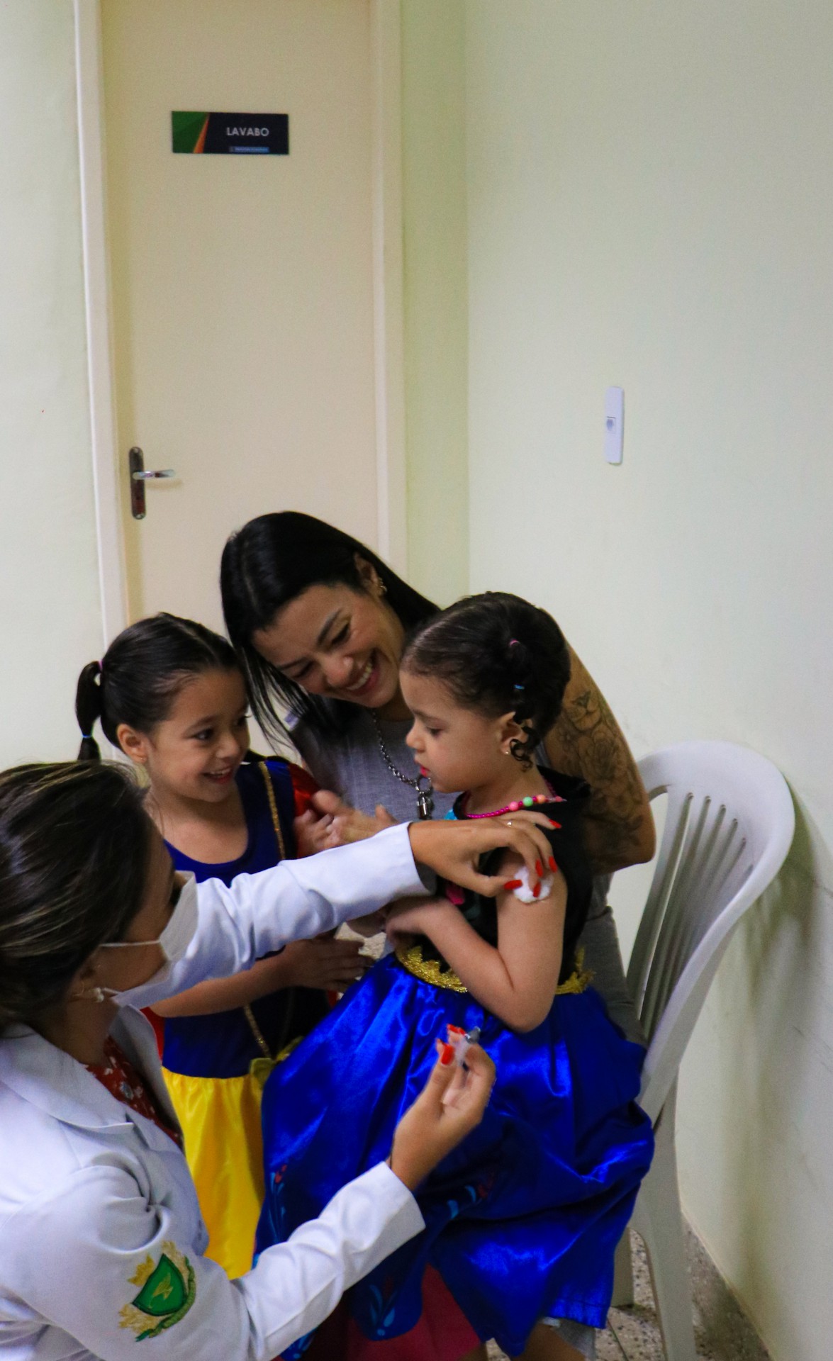 Vestida de Branca de Neve, Maria Carolina, 6 anos, foi acompanhar a vacina&ccedil;&atilde;o da irm&atilde; Manuela, de 3 anos - Divulga&ccedil;&atilde;o / PMN