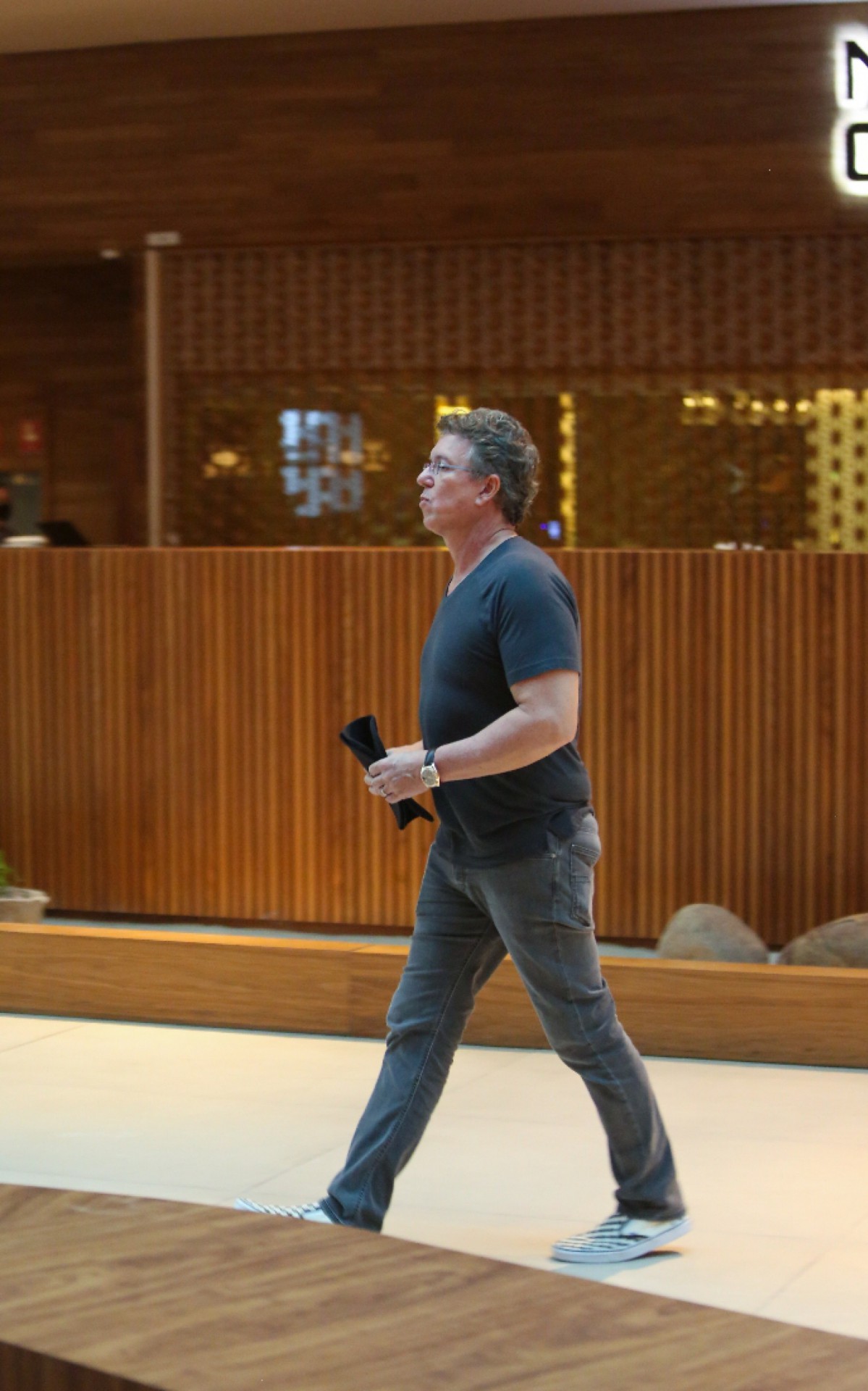 Ana Furtado e Boninho foram em shopping na Barra da Tijuca