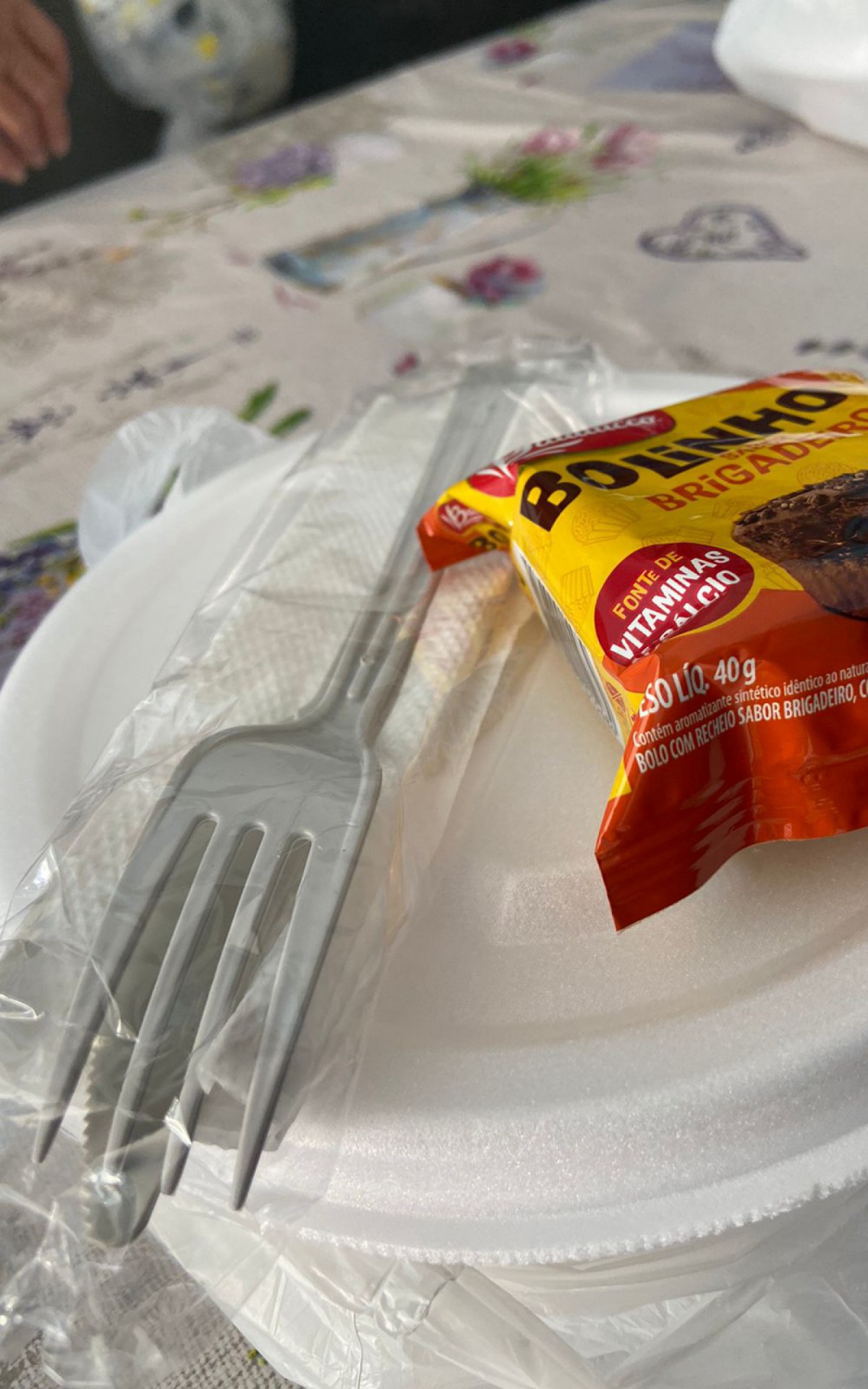 Al&eacute;m da quentinha, a pessoa ajudada ainda ganha um bolinho para adocicar a refei&ccedil;&atilde;o