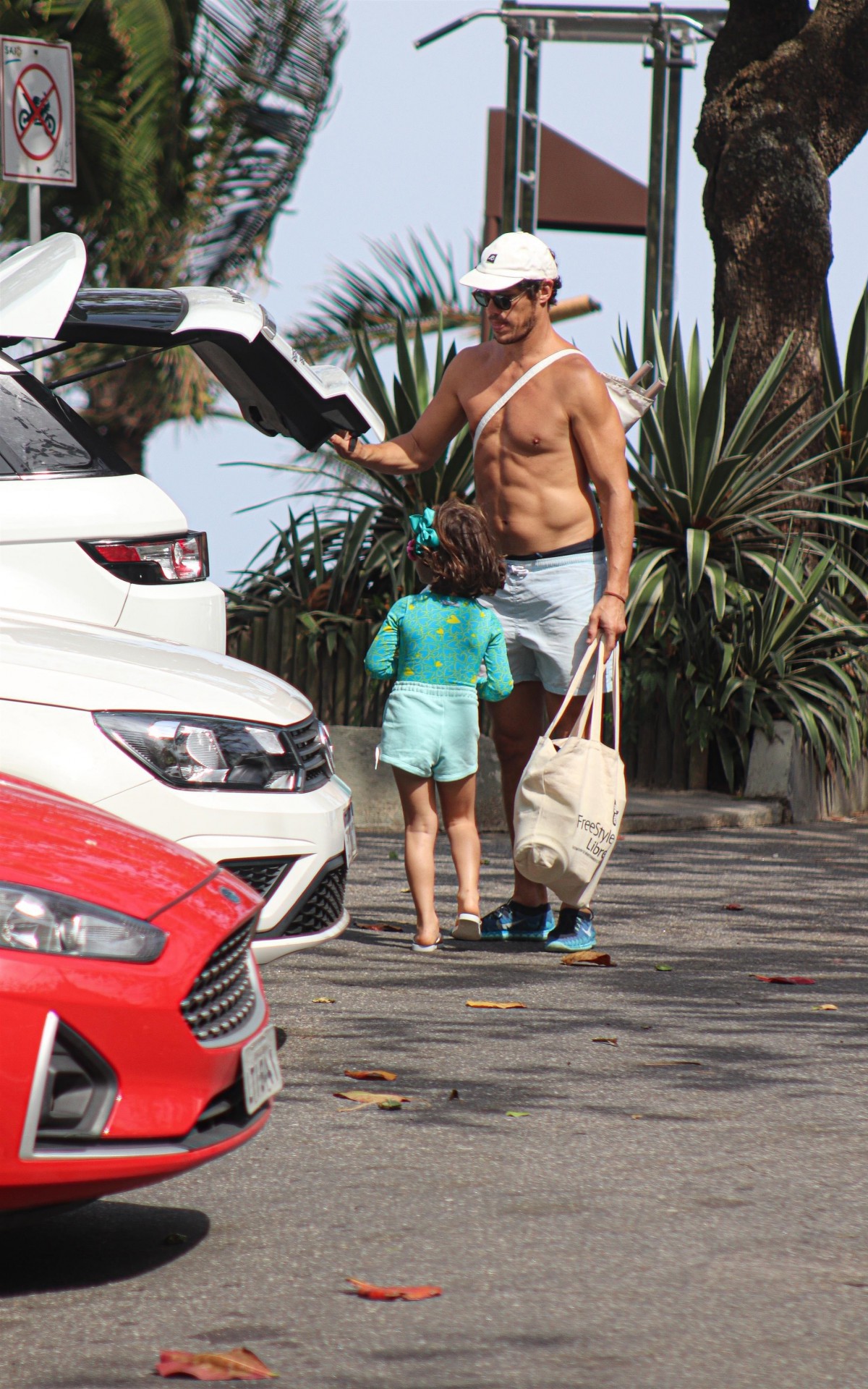 Jos&eacute; Loreto levou a filha, Bella, para curtir praia do Rio com Rafa Kalimann