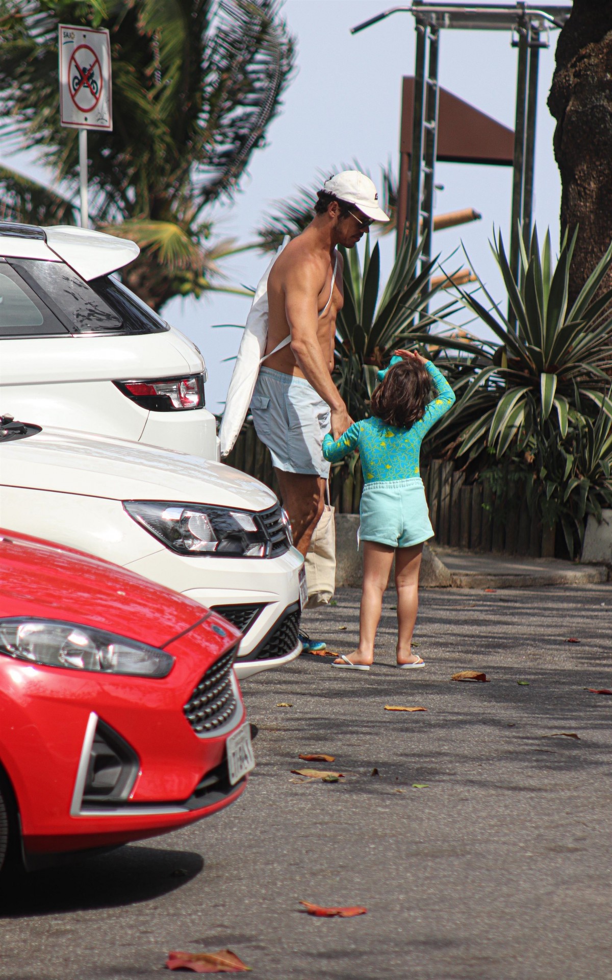 Jos&eacute; Loreto levou a filha, Bella, para curtir praia do Rio com Rafa Kalimann