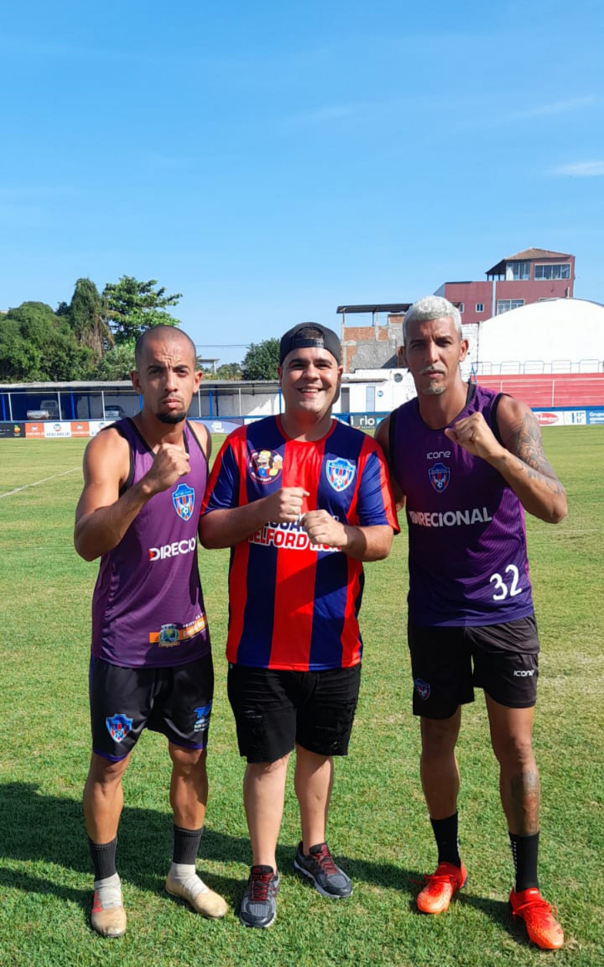 O presidente da torcida Ressacada, Bruno Passos (centro), ap&oacute;s acompanhar o treino, desejou boa sorte a todos os jogadores e bateu um papo com o Capit&atilde;o Moys&eacute;s (E) e o volante David (D)